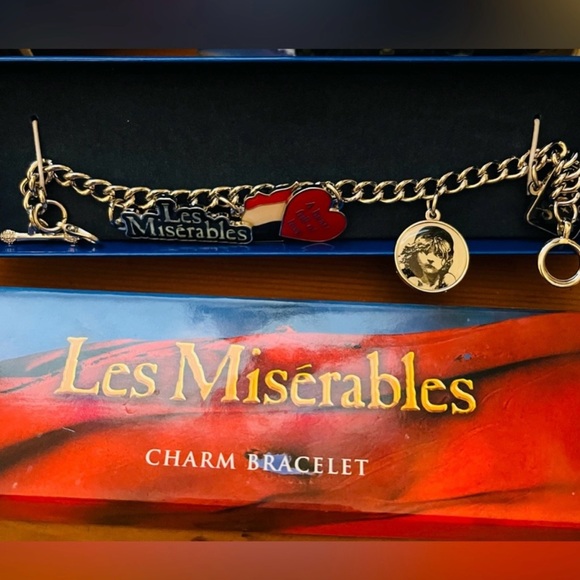 NEW in gift box 🎁 bracelet with Les Miserables charms. From Broadway 🎭 - Picture 5 of 6